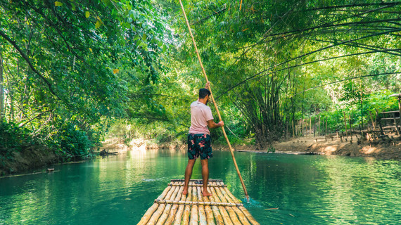 Bamboo rafting dans la jungle en Jamaïque