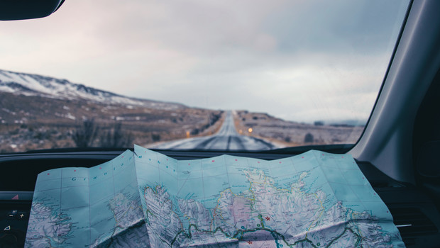 Roadtrip mit Landkarte in Island