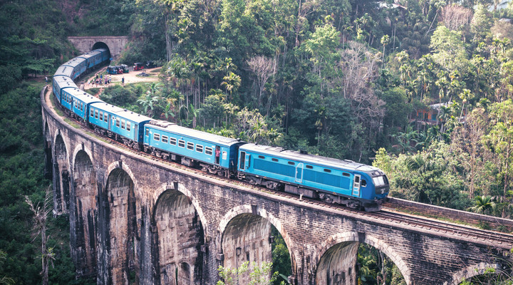 Train franchissant le Nine arch bridge au Sri Lanka