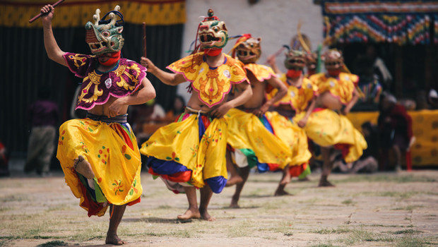 Danseurs masqués en train d'exécuter une danse traditionnelle du Bhoutan