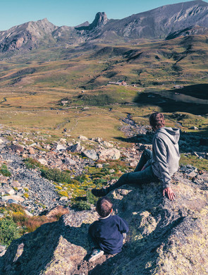 Randonnée en moyenne montagne avec un petit