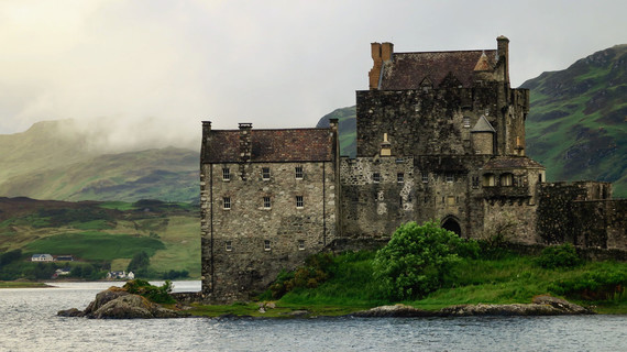 Un château écossais au bord d'un loch.