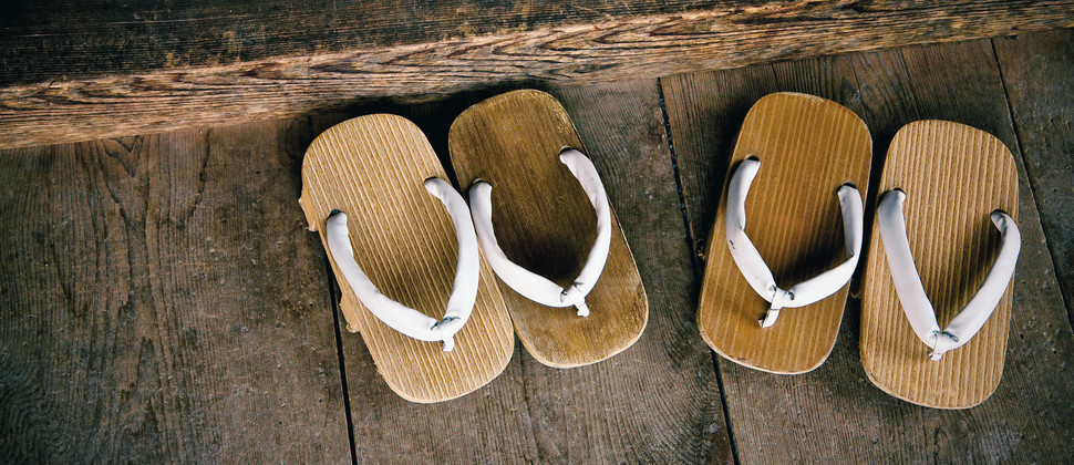 Paires de sandales en bois japonaises