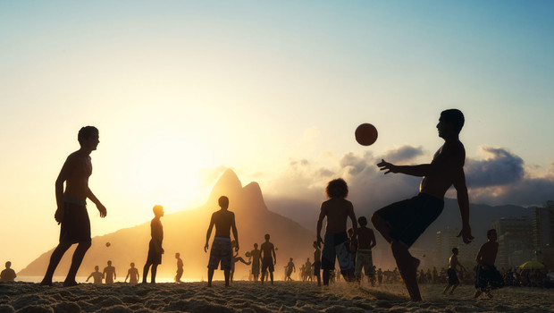 Joueurs de football sur la plage à Rio de Janeiro