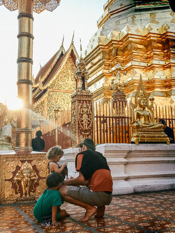 Temples thaïs avec ses enfants