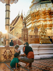 Temples thaïs avec ses enfants