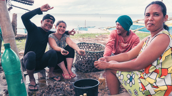 Rencontre avec des pêcheurs locaux aux Philippines en voyage en famille