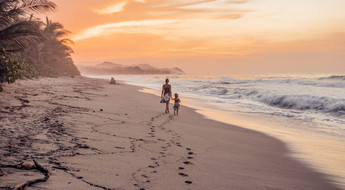 Marcher sur le sable des belles plages de Colombie, voyage en famille