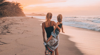 Coucher de soleil dans le parc Tayrona en Colombie avec ses enfants