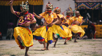 Danseurs masqués en train d'exécuter une danse traditionnelle du Bhoutan