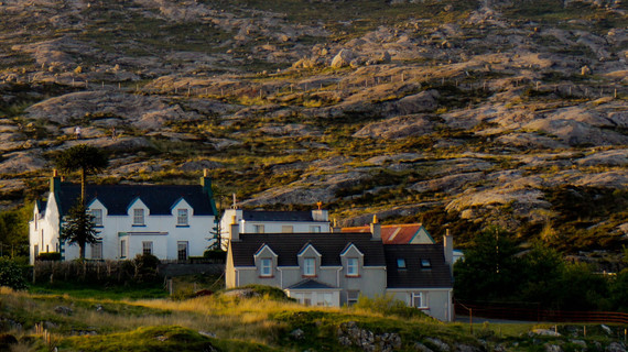 Haus inmitten der Landschaft Irlands