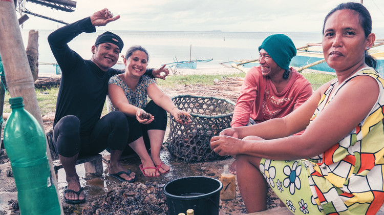 Rencontre avec des pêcheurs locaux aux Philippines en voyage en famille