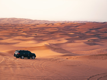 Einsamer Jeep in der Sandwüste