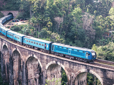 Train franchissant le Nine arch bridge au Sri Lanka