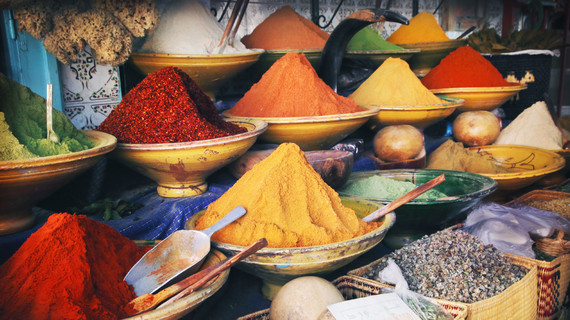Etal d'épices dans un souk marocain
