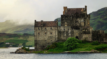 Un château écossais au bord d'un loch.