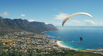Parapente survolant la ville du Cap en Afrique du Sud