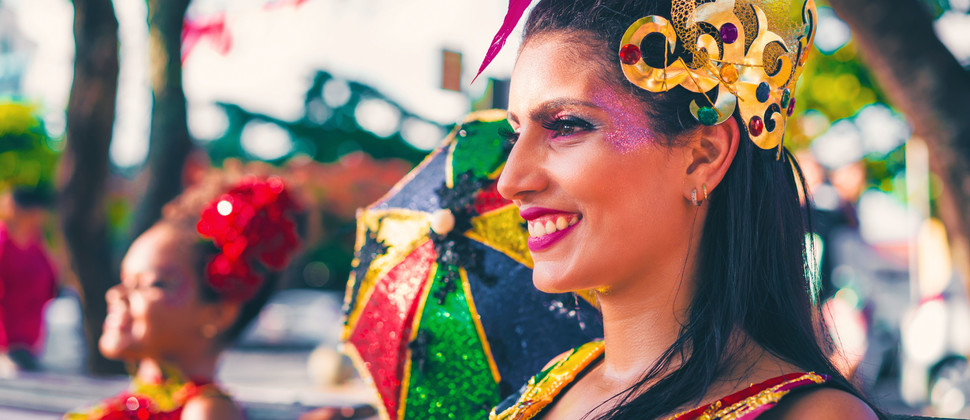 Jeune femme participant au carnaval de Rio
