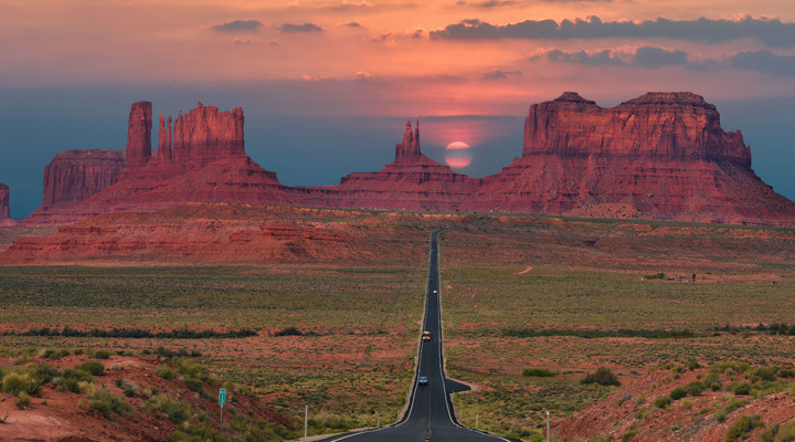 Straße durch Monument Valley bei Sonnenuntergang