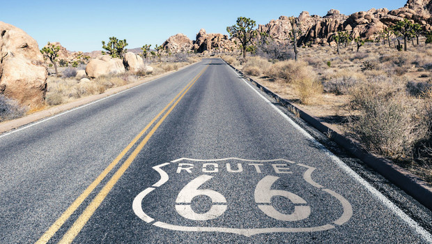 Die amerikanische Route 66 durchquert eine wüstenähnliche Landschaft
