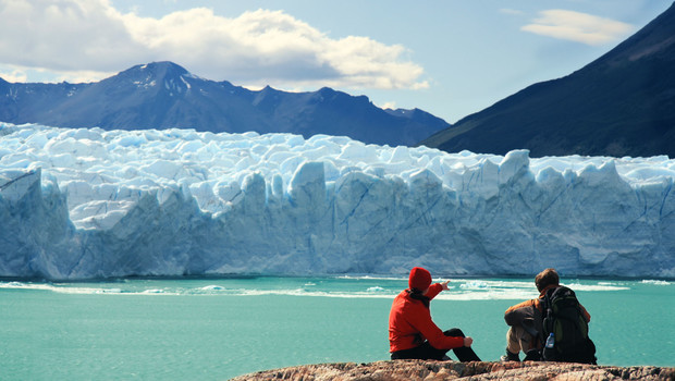 Couple admirant le Perito Moreno