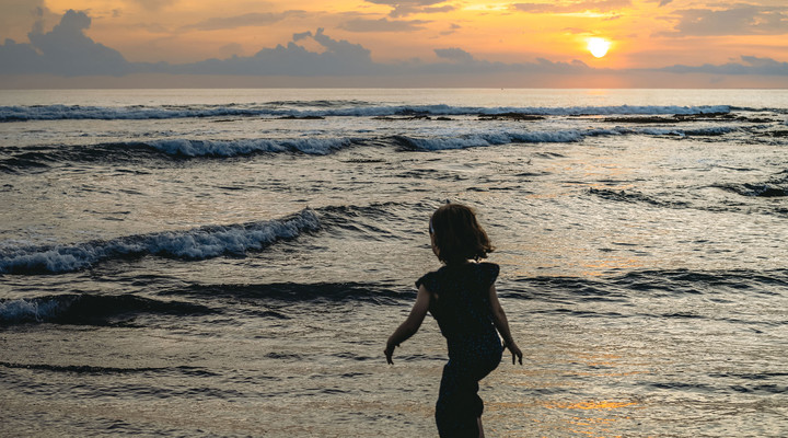Baignade à Bali en famille