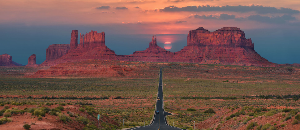Straße durch Monument Valley bei Sonnenuntergang
