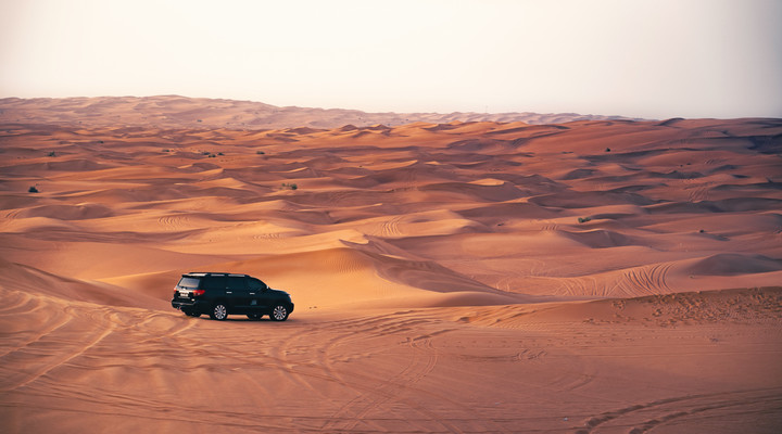 Einsamer Jeep in der Sandwüste