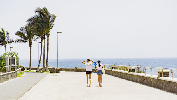 Deux jeunes femmes se promenant sur le front de mer d'une île des Canaries