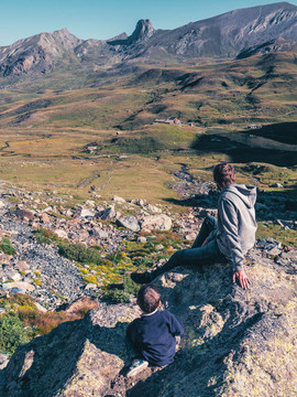 Randonnée en moyenne montagne avec un petit