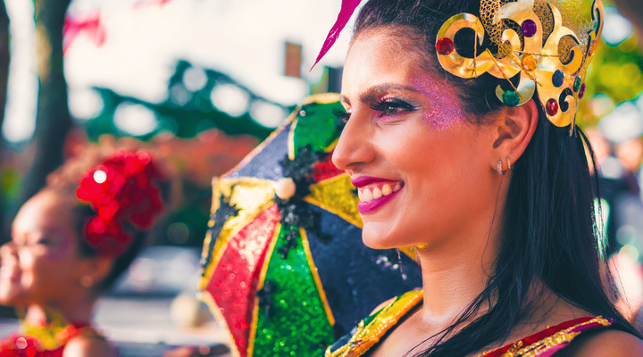 Jeune femme participant au carnaval de Rio