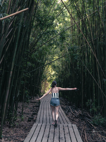 Jeune femme marchant sur la Pipiwai trail à Maui, Hawaï