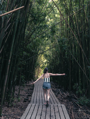 Jeune femme marchant sur la Pipiwai trail à Maui, Hawaï