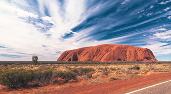 Straßen mit Blick auf den Uluru in Australien