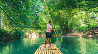 Bamboo rafting dans la jungle en Jamaïque
