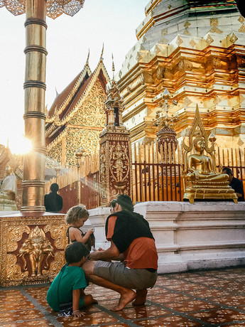 Temples thaïs avec ses enfants
