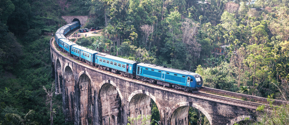 Train franchissant le Nine arch bridge au Sri Lanka