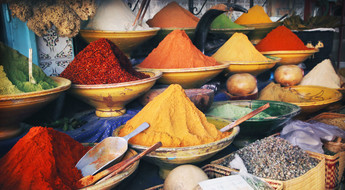 Etal d'épices dans un souk marocain