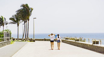 Deux jeunes femmes se promenant sur le front de mer d'une île des Canaries