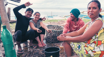 Rencontre avec des pêcheurs locaux aux Philippines en voyage en famille