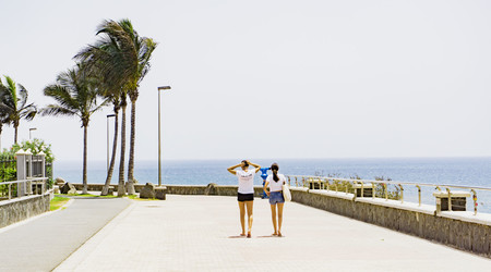 Deux jeunes femmes se promenant sur le front de mer d'une île des Canaries
