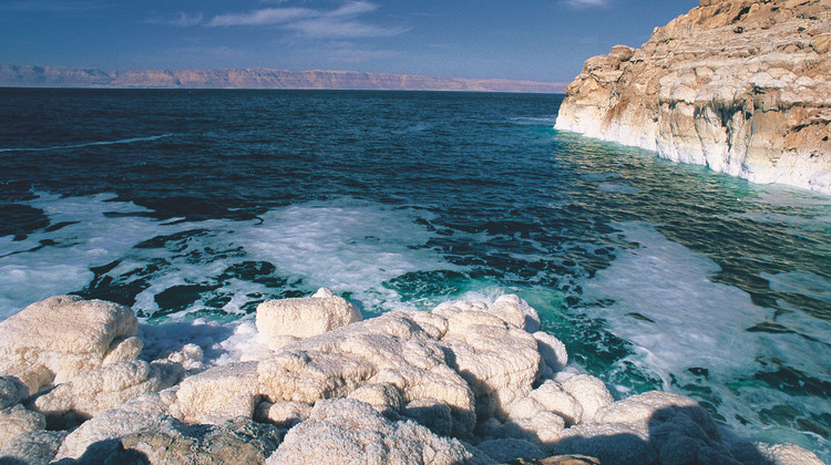 Les rives de la mer Morts couvertes d'une pellicule de sel
