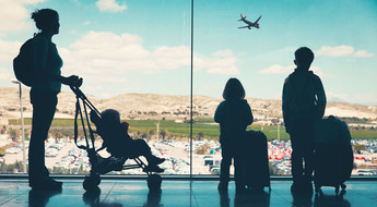 prendre l'avion avec des enfants