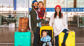 Arrivée à l'aéroport en famille