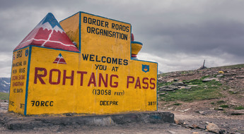 Borne indiquant le col de Rohtang en Inde