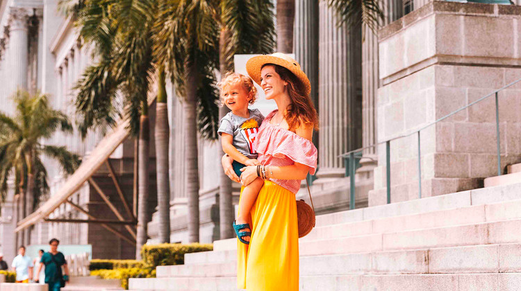 Maman et son fils à Singapour.