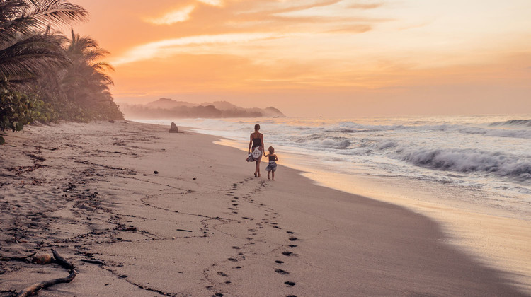 Marcher sur le sable des belles plages de Colombie, voyage en famille