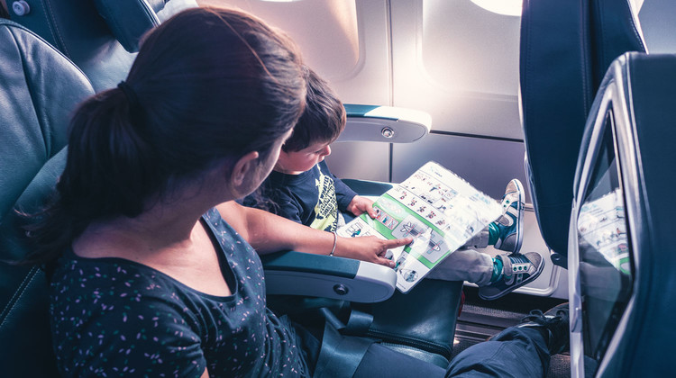 Dans l'avion avec ses enfants