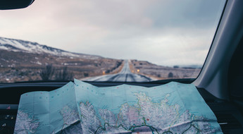 Roadtrip mit Landkarte in Island