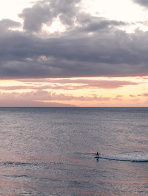 Surfeur au coucher du soleil